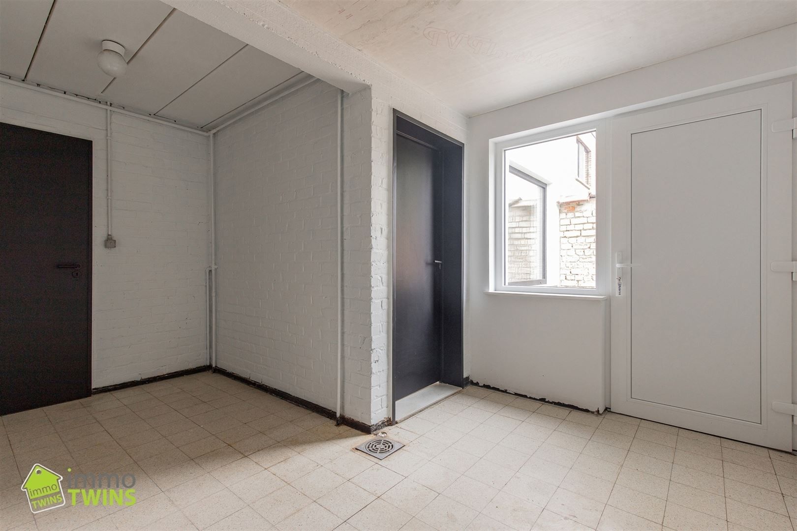 Ruime, stijlvol gerenoveerde woning met garage en oprit foto 26