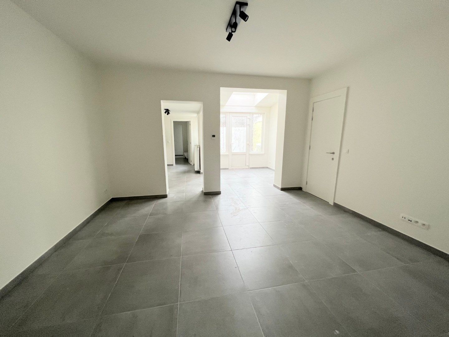 GELIJKVLOERS APPARTEMENT MET 1 SLAAPKAMER EN TERRAS IN IEPER foto 2