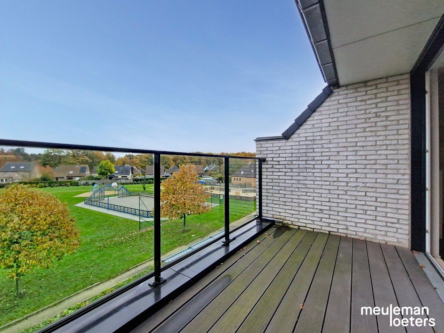 Rustig gelegen recent appartement met parking foto 2