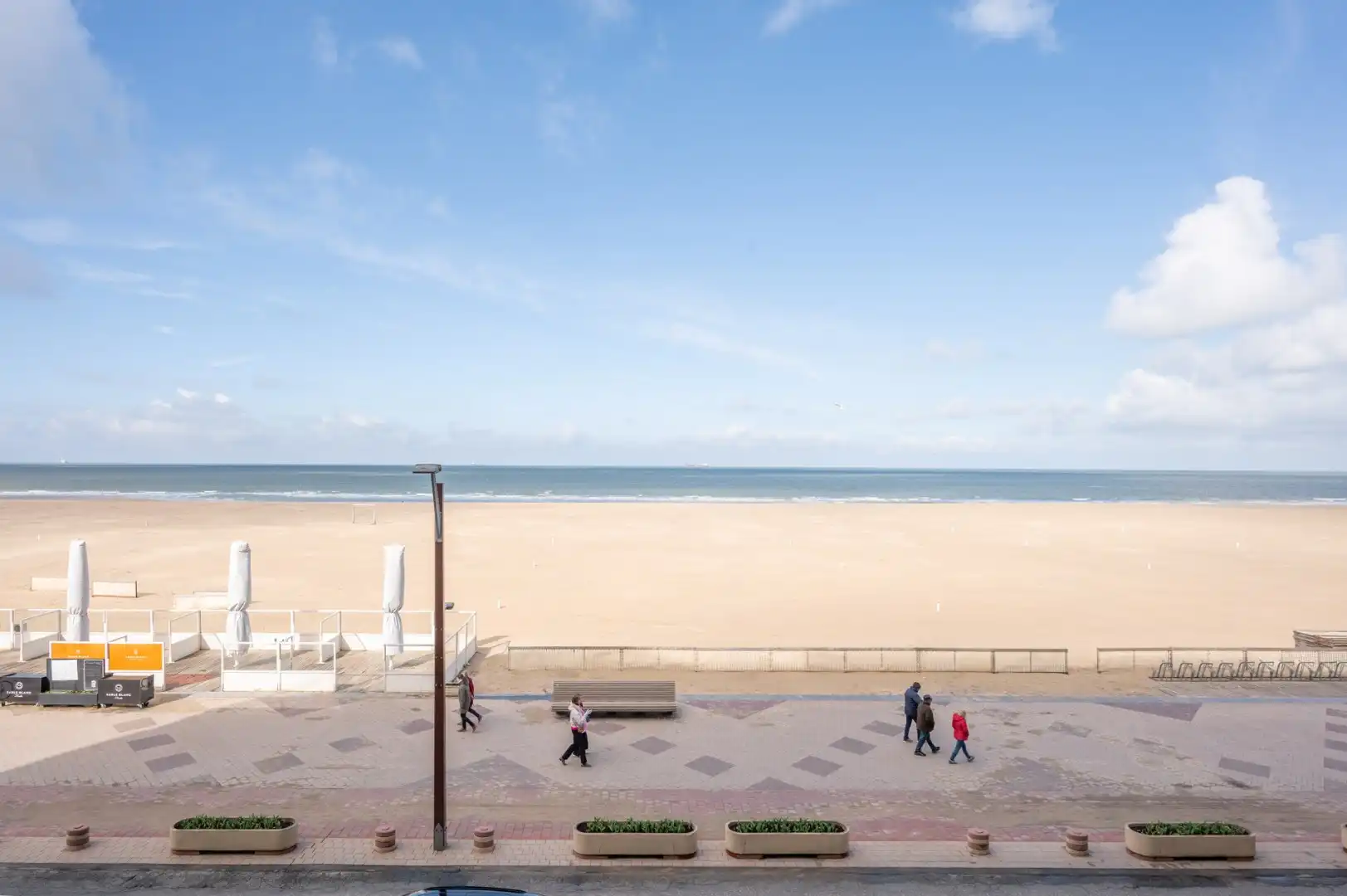 Op te frissen appartement met 2 slaapkamers en frontaal zeezicht. foto 11