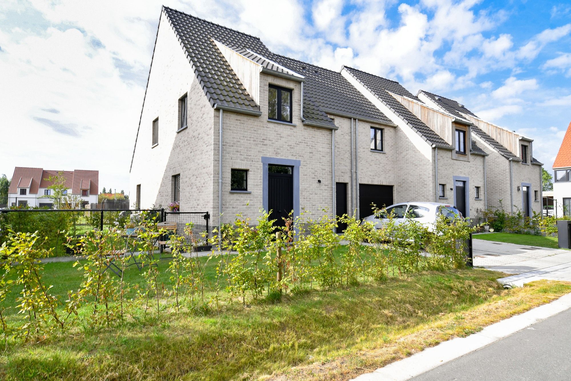 RUSTIG GELEGEN, RUIME woning met zongerichte tuin en garage foto {{pictureIndex}}