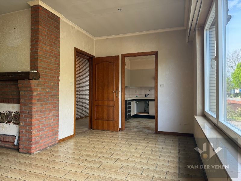 Te renoveren, ruim, centraal en toch rustig gelegen glvl 2-slpkapp met ruim terras nabij centrum Halveweg Zonhoven foto 7