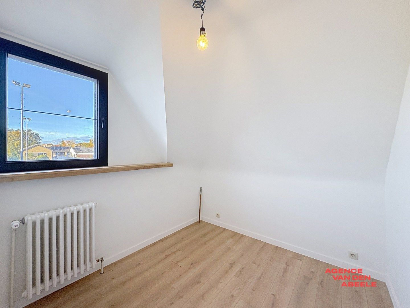 Ruime alleenstaande villa met grote tuin en veranda foto 18