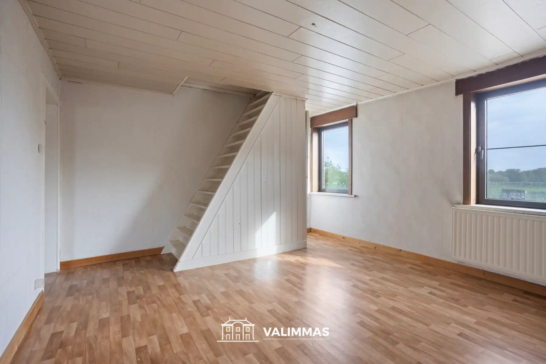 Een driegevelwoning met garage en grote tuin, op ± 26 are ! foto 12