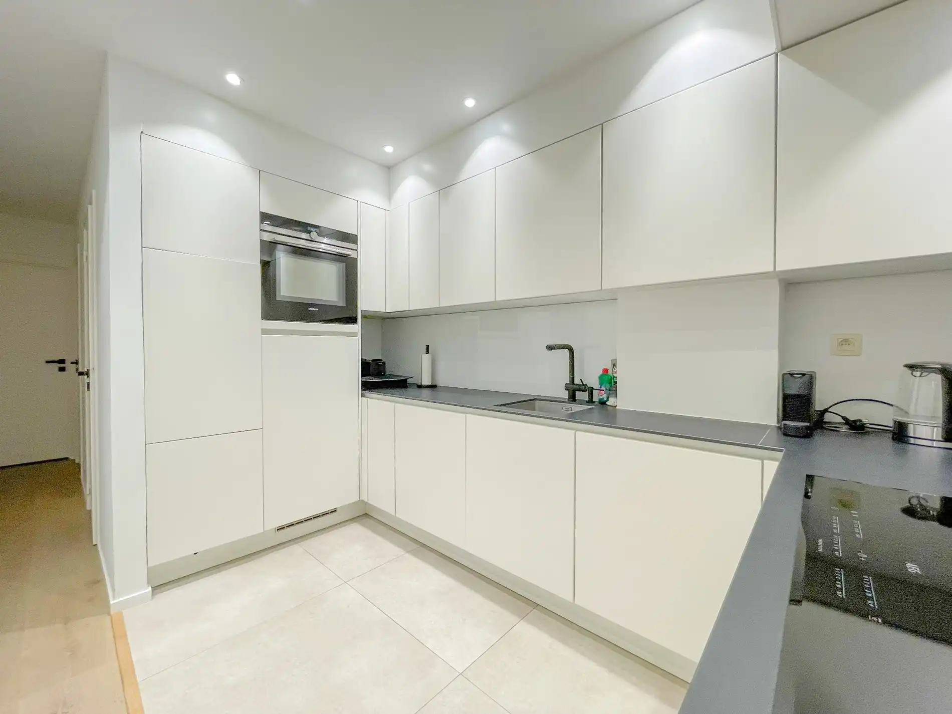 Stijlvol gerenoveerd appartement gelegen op een boogscheut van de zee. foto 8