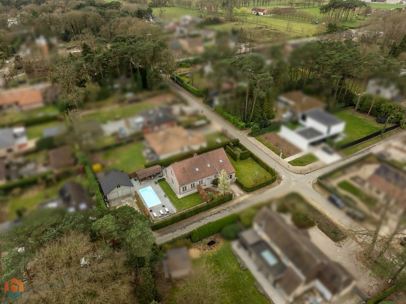 Ruime woning met 6 slpkrs en sfeervolle tuin met zwembad te Putte foto {{pictureIndex}}