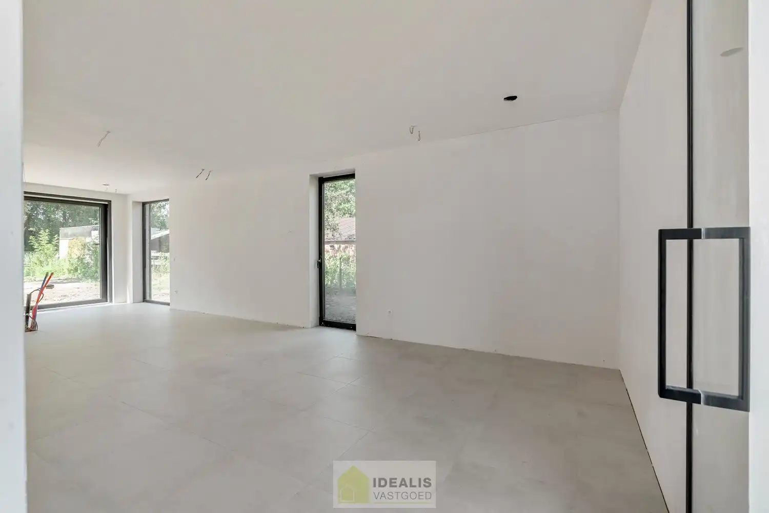 PRACHTIGE NIEUWBOUWWONING (GRONDAANDEEL €150.000 + 12% REGISTRATIERECHTEN EN CONSTRUCTIE €279.000 + 21% BTW) MET EEN HEERLIJK LICHTRIJKE WOONKAMER MET OPEN KEUKEN, RUIME BERGING, 3 SLAAPKAMERS EN EEN RUIME BADKAMER VOORZIEN VAN ALLE COMFORT OP EEN PERCEEL VAN 4A 35CA! Een aangename woning met een bewoonbare oppervlakte van +-110m², op een perceel van 4a 35ca! De woning biedt op de gelijkvloerse verdieping een heerlijk ruime woonkamer met open keuken, een ruime berging, een wc en een hal met trap naar de verdieping. Op deze eerste verdieping beschikt de woning over maar liefst 3 slaapkamers en een goed uitgeruste badkamer. Een woning met vele troeven dus, nl. nieuwbouw, een fijne locatie, 3 slaapkamers, laag energieverbruik,… foto 15