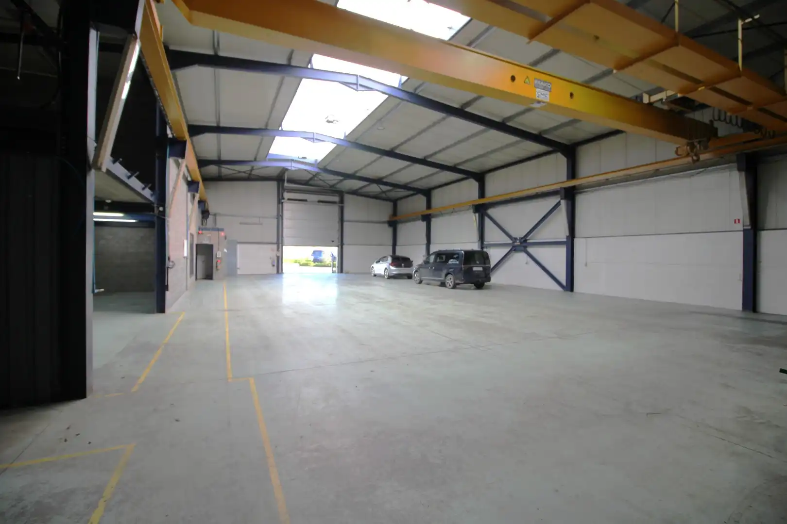  te huur Maldegem | ruime werkplaats of opslagruimte met rolbruggen 600+200m² foto 3