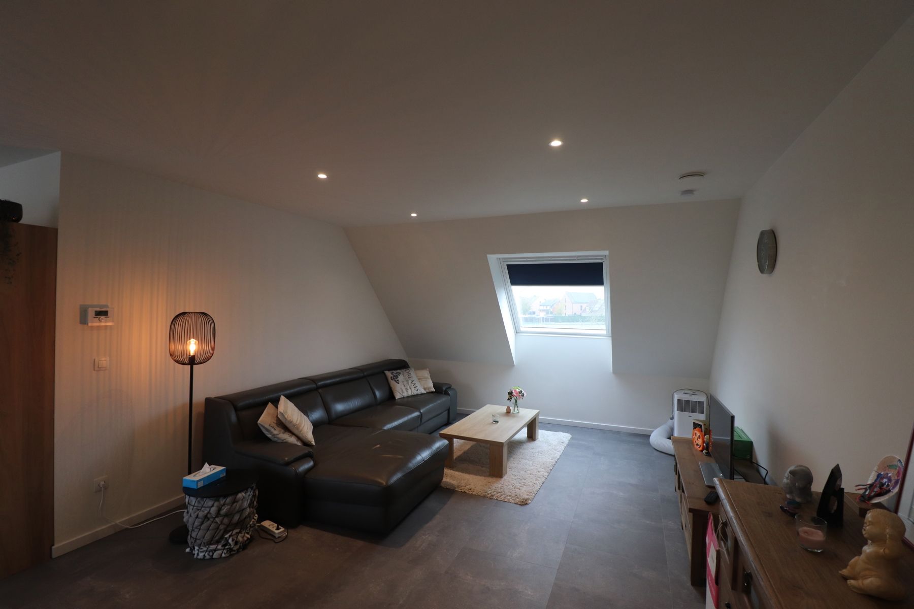 Gerenoveerd duplex-appartement met 3 slaapkamers, terras en autostaanplaats met fietsenberging. foto 4