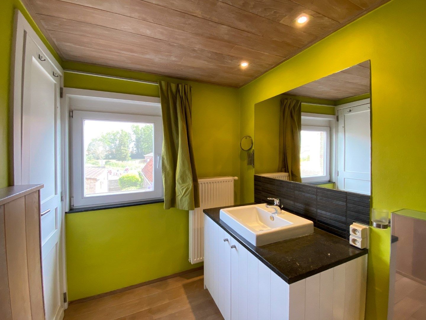 Charmante woning met 4 slaapkamers, tuin en ruime garage. foto 11