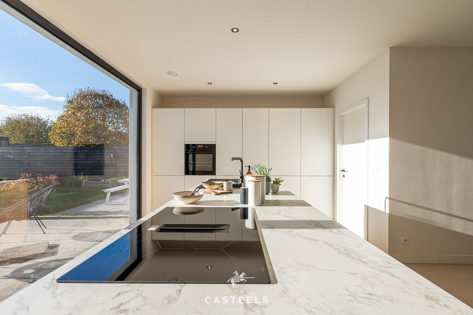 Gerenoveerde karakterwoning met 4 slpks in Gentbrugge foto {{pictureIndex}}