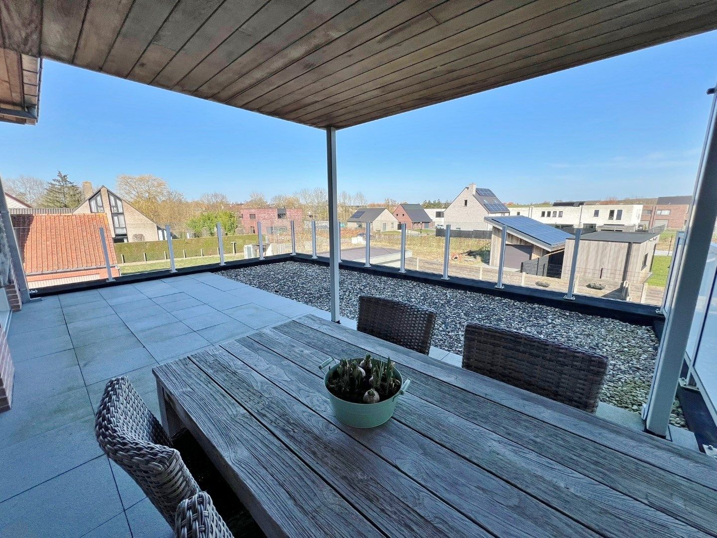Modern appartement met parkeerplaats en groot zonnig terras met open zicht. foto 5