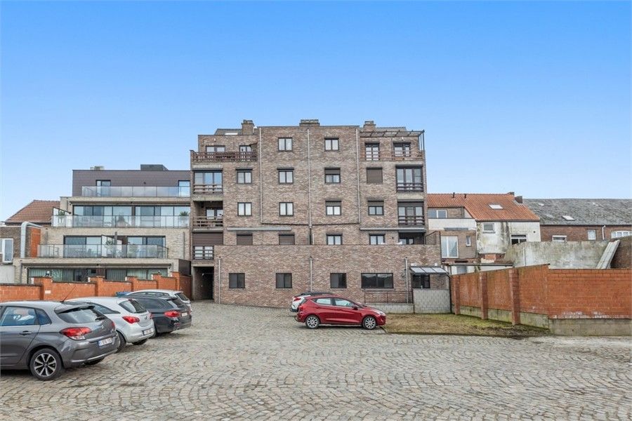 RUIM GELIJKVLOERS APPARTEMENT MET 3 SLKS EN EEN STAANPLAATS OP WANDELAFSTAND VAN HET CENTRUM VAN SINT-TRUIDEN foto 4