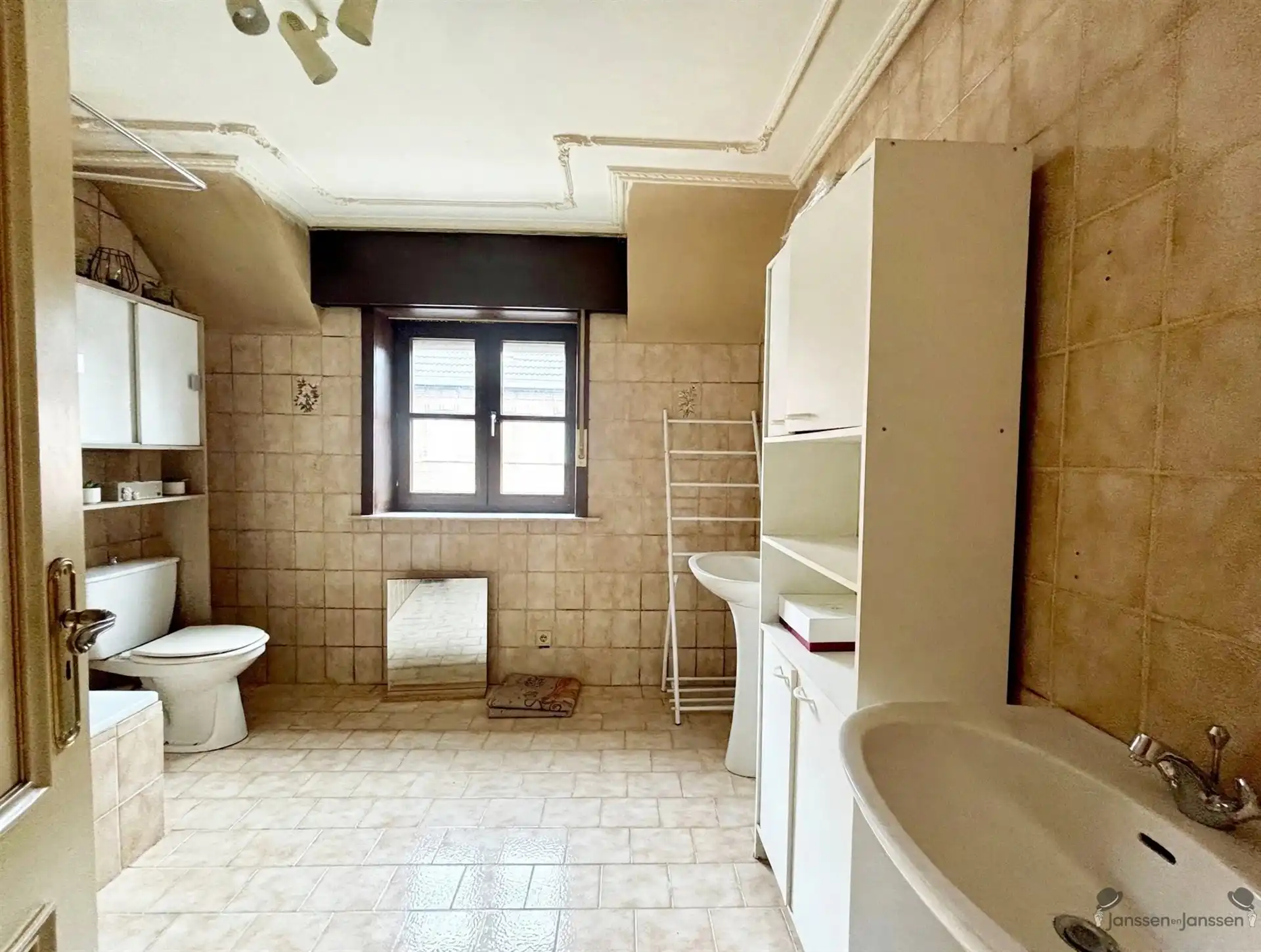 Ruime woning met 5 slaapkamers en tuin foto 9