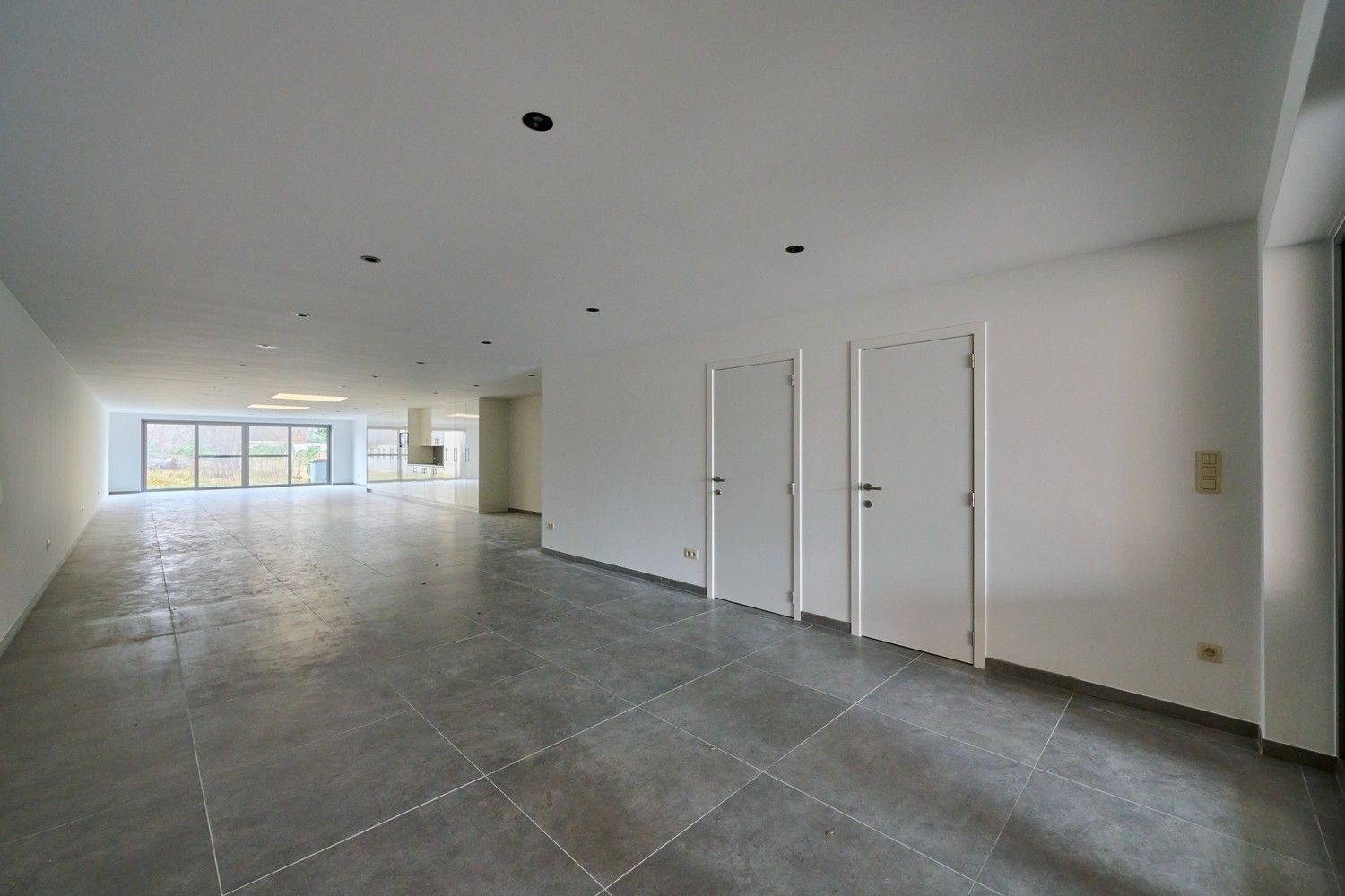 Gunstig gelegen heel ruim, fraai afgewerkte, handelsruimte met afzonderlijk toegankelijke woonstgelegenheid (triplex appartement) foto 4