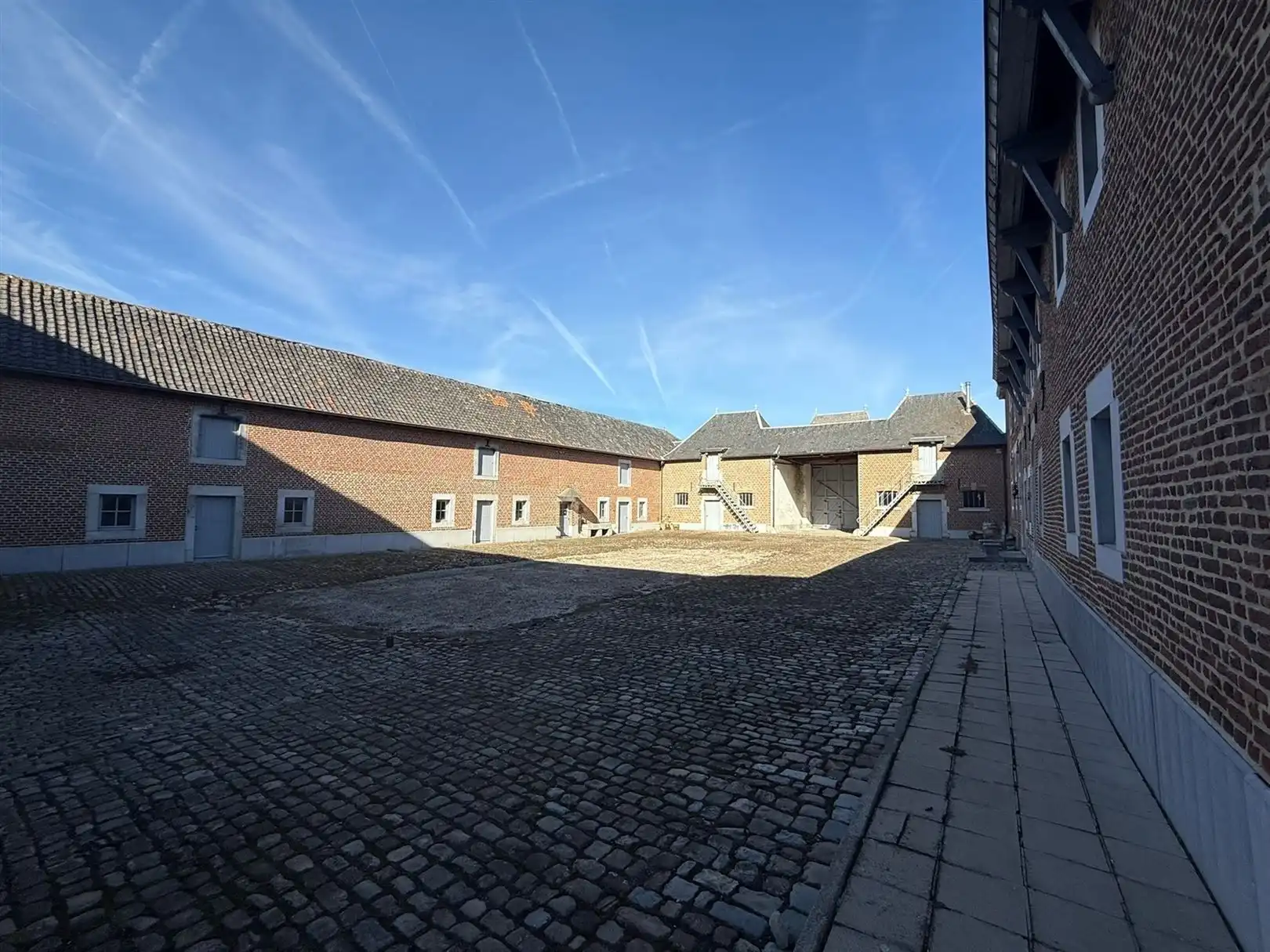 Instapklaar kasteeldomein met vierkantshoeve foto 17