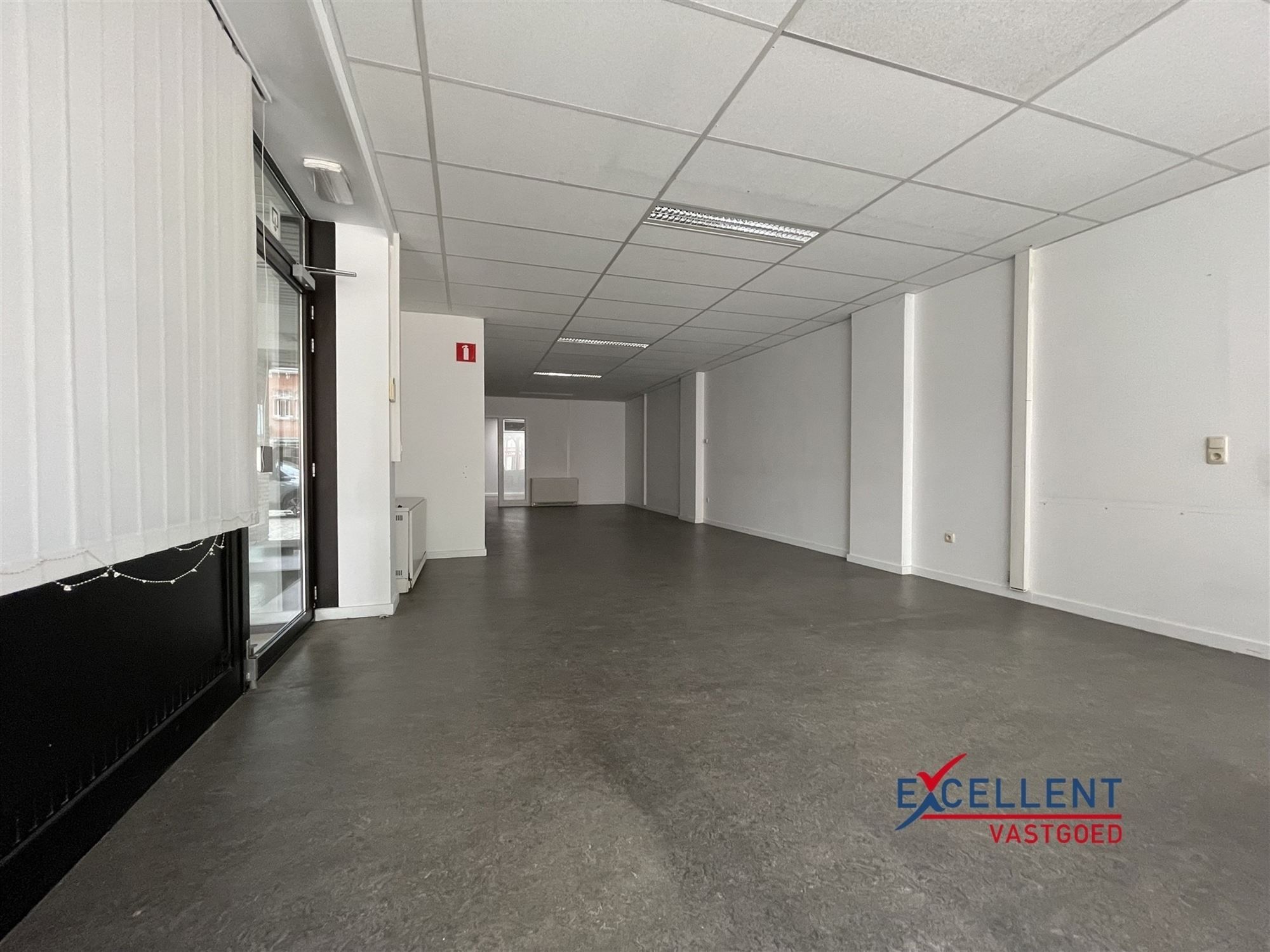 Zeer ruime handelsruimte te huur op de Markt van Deinze foto 3