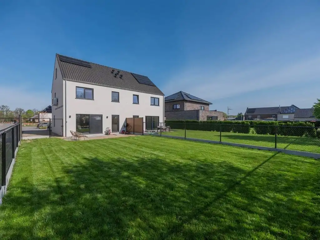 Halfvrijstaande stijlvolle nieuwbouwwoning met landelijke uitstraling foto 5
