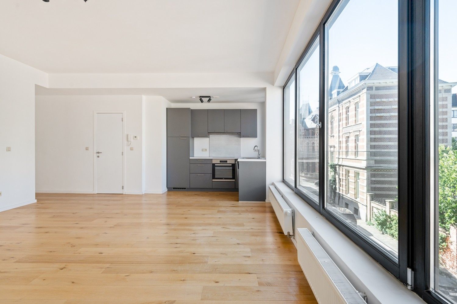 Instapklaar gerenoveerd 1-slaapkamer appartement op topligging in Berchem! foto 4