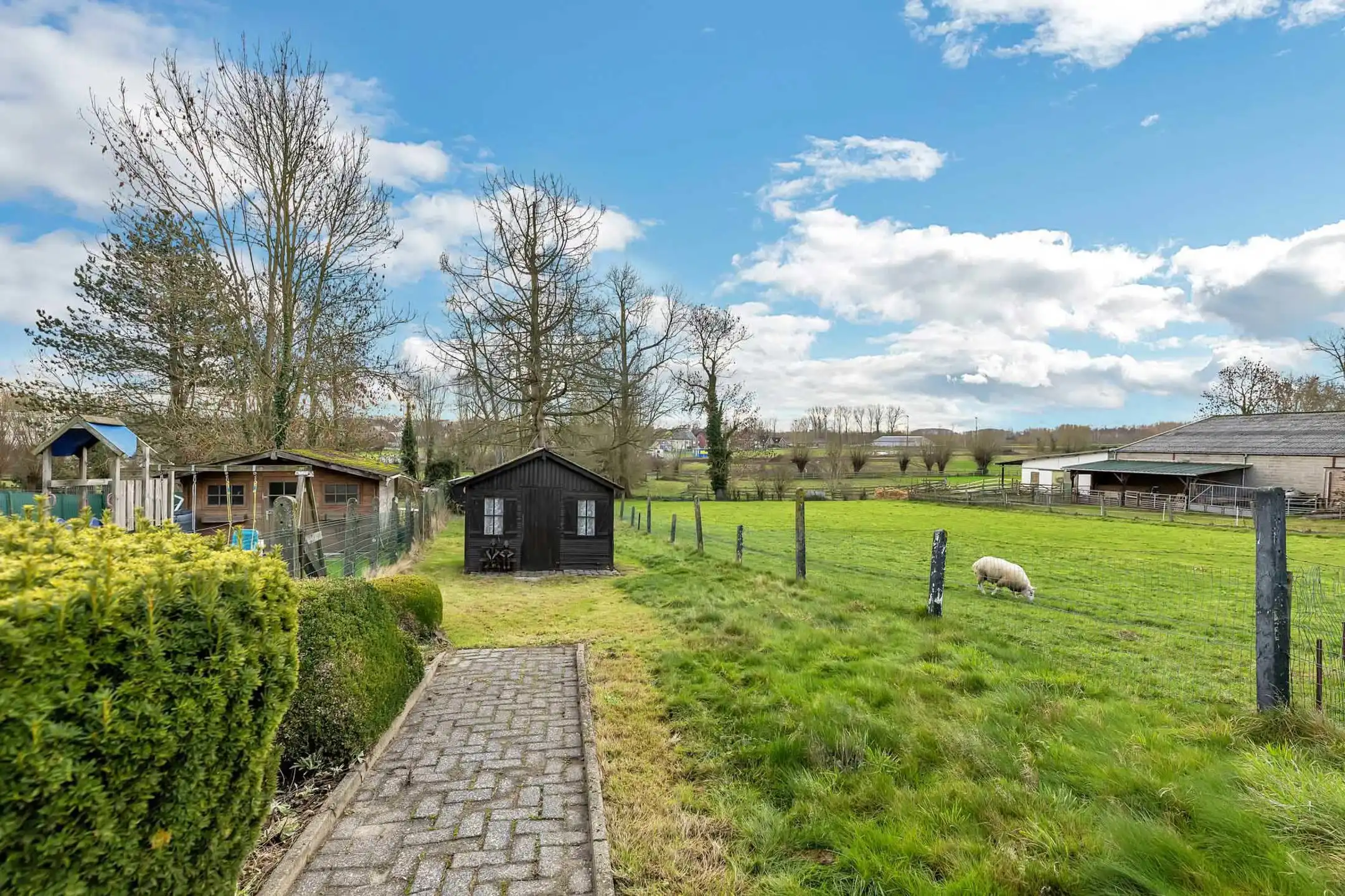 Te renoveren HOB met ruime garages en tuin foto 19