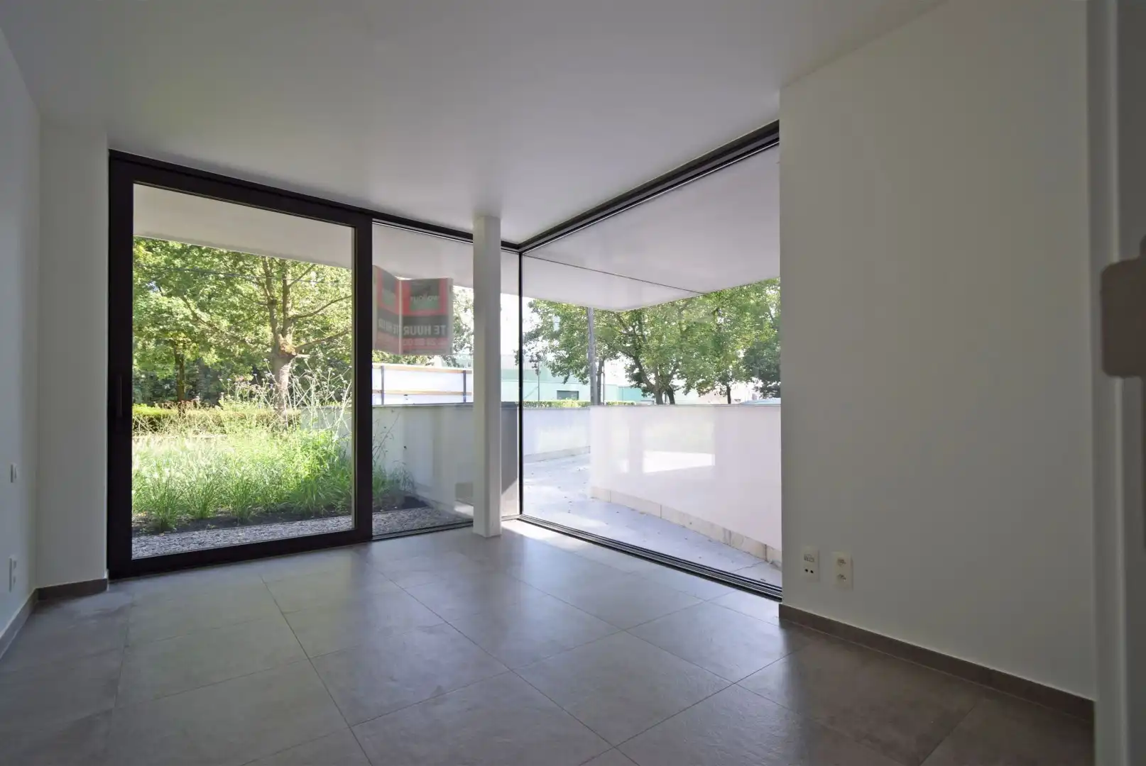 UNIEK INSTAPKLAAR GELIJKVLOERS APPARTEMENT IN EEN GROENE OMGEVING. foto 14