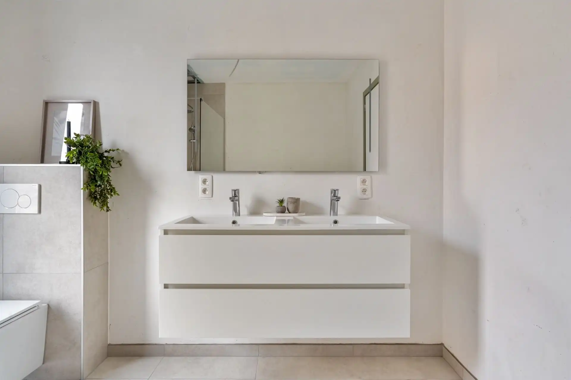 Gelijkvloerse woning met carport en tuin. foto 17