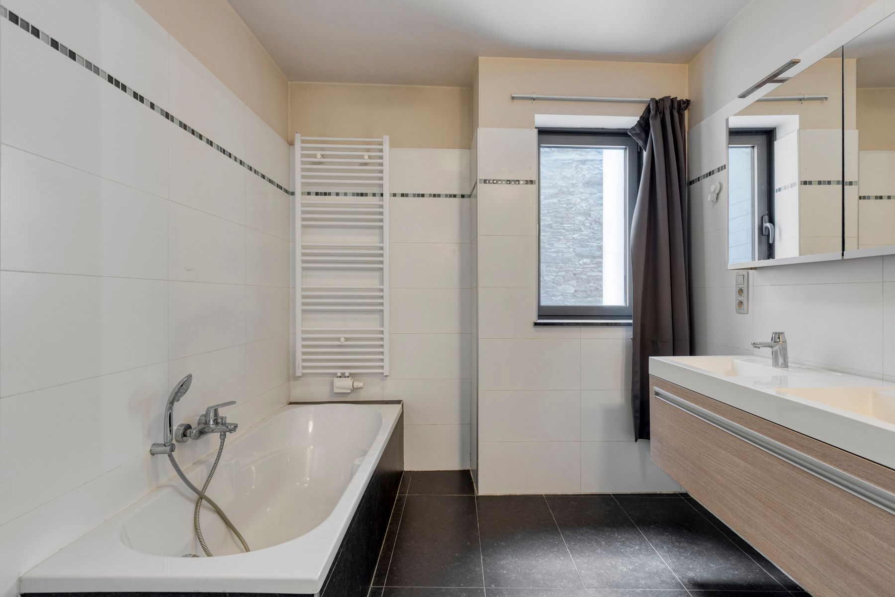 3 slaapkamers, 2 terassen en STAANPLAATS INBEGREPEN IN PRIJS foto 8