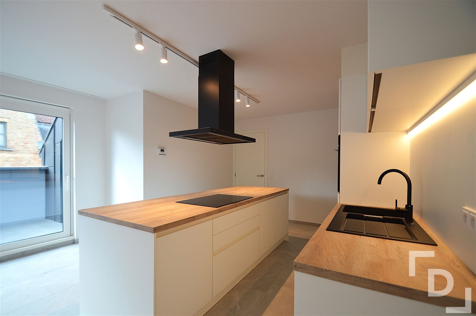 Nieuwbouwappartement van hoogwaardige afwerking met staanplaats te huur in centrum Ieper foto 4