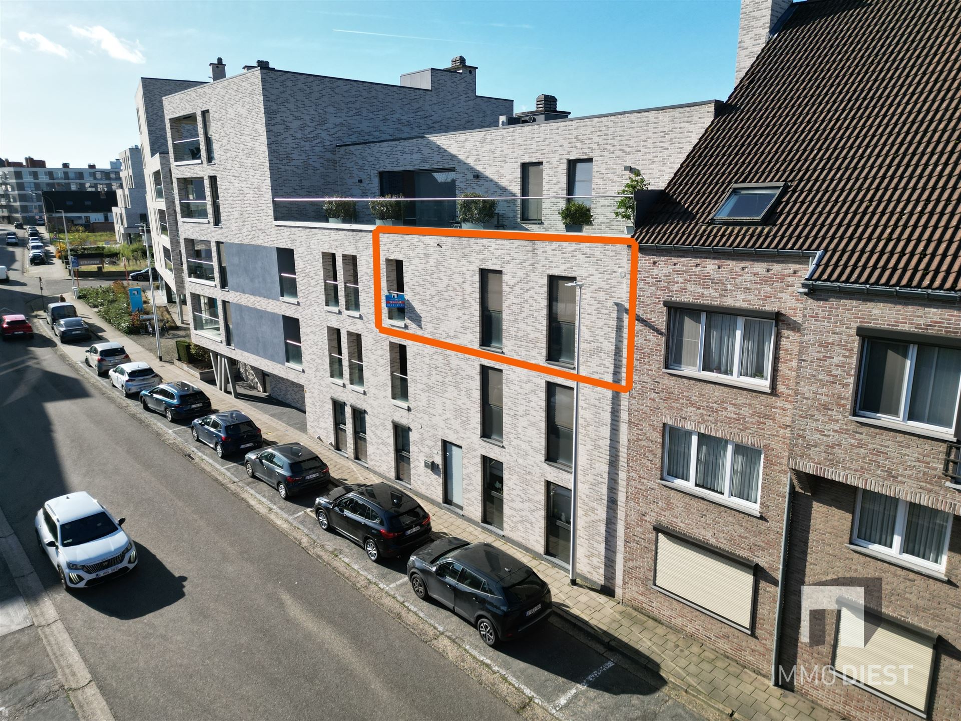 Ruim appartement op de tweede verdieping in het centrum van Tessenderlo foto {{pictureIndex}}