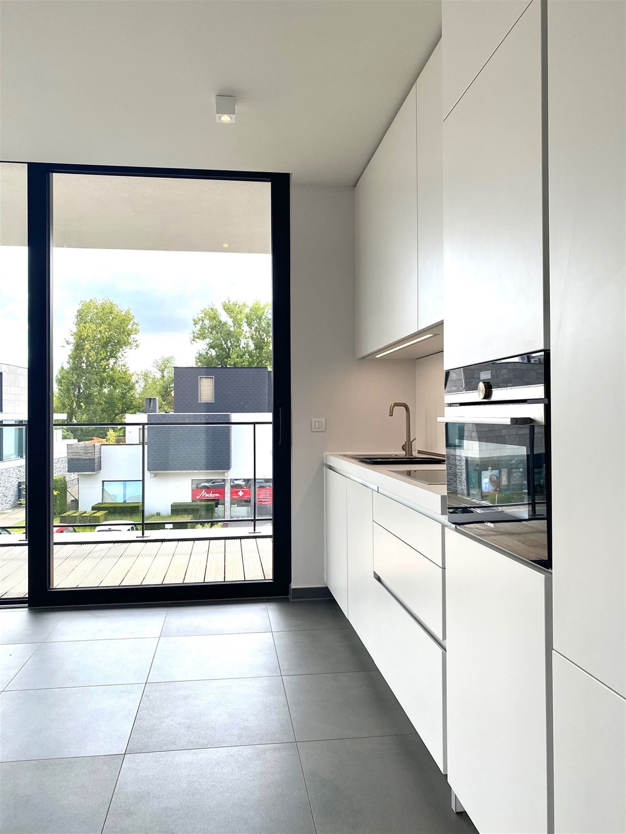 Instapklaar APPARTEMENT (1ste verdieping) met 2 slaapkamers, ruime terrassen (2), garage  & autostaanplaats  foto 8