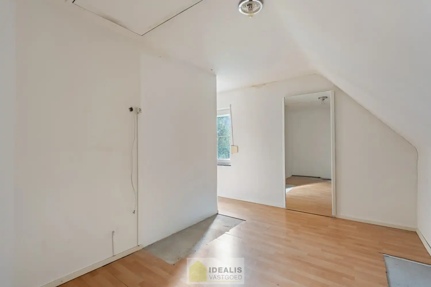 IDEALIS VASTGOED – HEDENDAAGSE EENGEZINSWONING OP RUSTIGE LOCATIE MET AANGELEGDE TUIN OP EEN KNAP PERCEEL (9A87CA) NABIJ HET CENTRUM VAN PELT – De woning omvat een heerlijke lichtrijke open leefruimte met aansluitend goed uitgeruste keuken, fijne wasplaats/berging, 4 royale slaapkamers en goed ingerichte badkamer. Een praktisch ingedeelde woning op een aangenaam en ruim perceel! foto 27