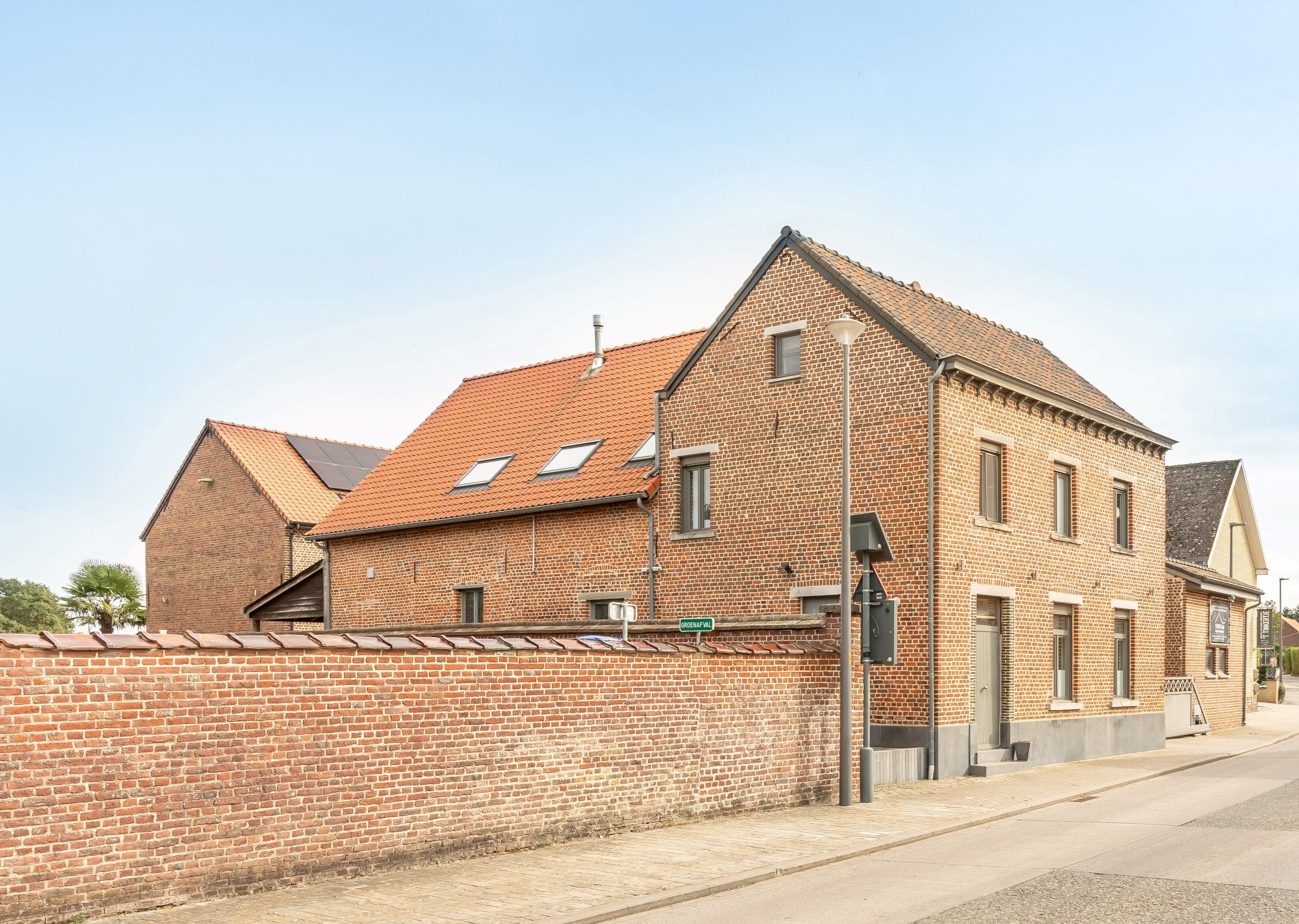 Karaktervolle woning met knappe bijgebouwen. foto 17