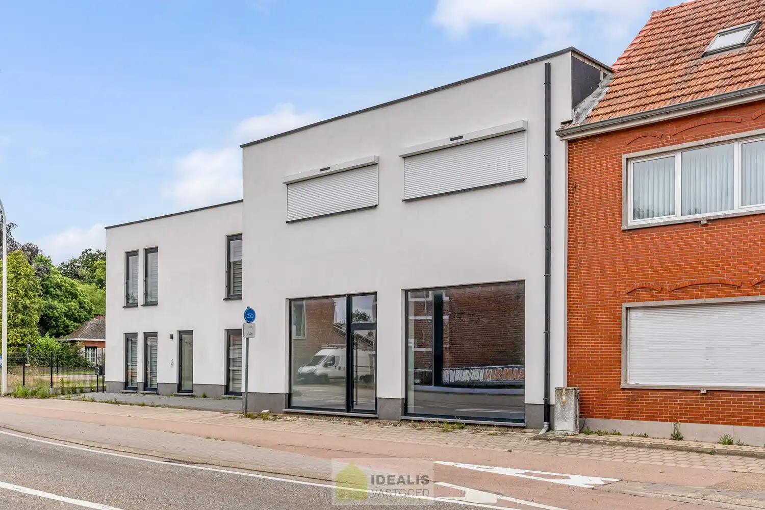 IDEALIS VASTGOED - HANDELSRUIMTE MET TAL VAN MOGELIJKHEDEN OP EEN TOPLOCATIE NABIJ HET CENTRUM VAN HEPPEN (LEOPOLDSBURG)! Dit handelspand van +- 90m² is gelegen langs de Diestersteenweg waardoor het een toplocatie is om handel te drijven met parkeergelegenheid achter het pand. Gemakkelijk te bereiken te voet, per auto én openbaar vervoer en gelegen op een absolute zichtlocatie langs een drukke doorgansweg en nog volledig naar eigen smaak af te werken en in te richten! foto 3