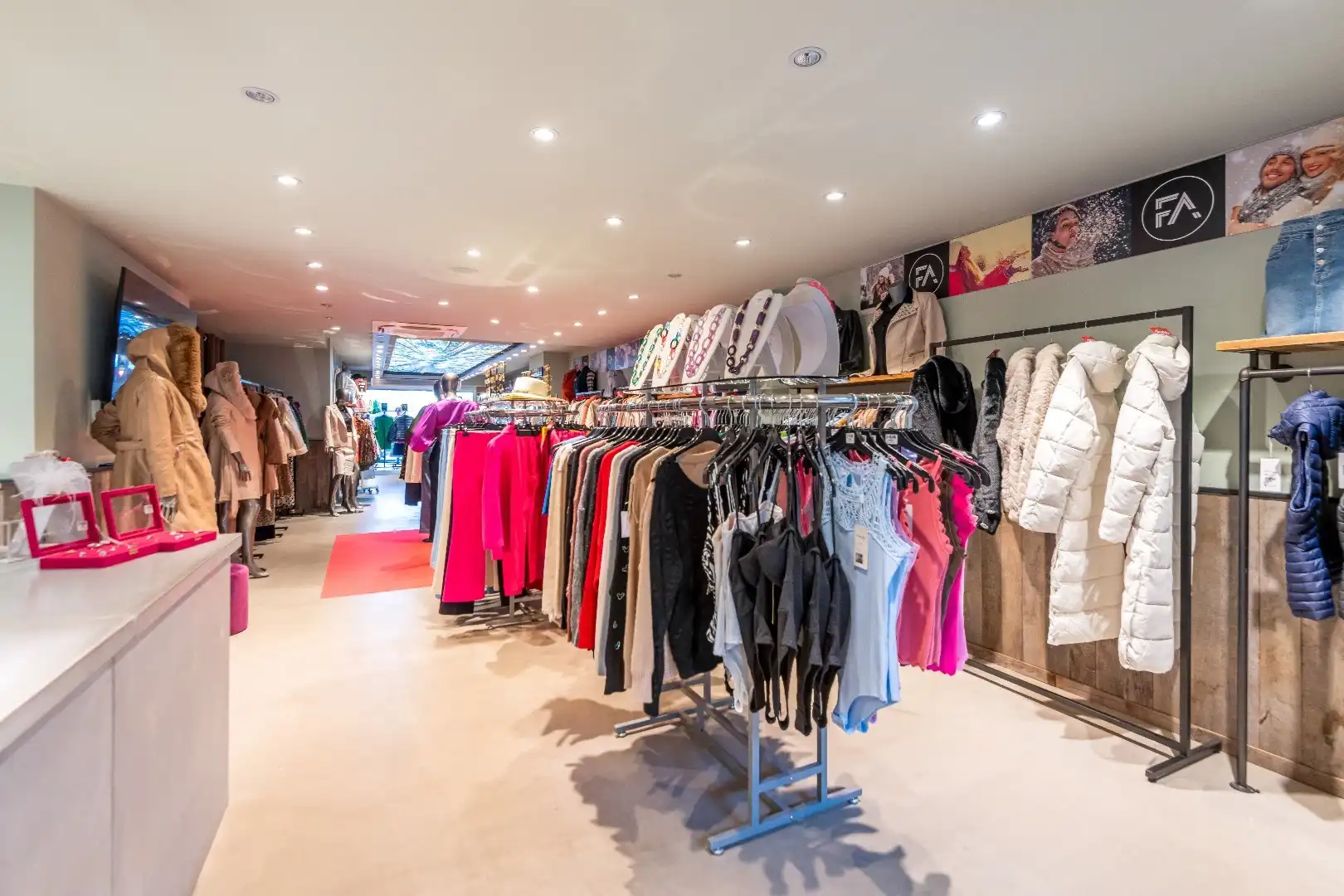 Goed gelegen handelsgelijkvloers gelegen op de Lippenslaan, vlakbij het Van Bunnenplein. foto 8