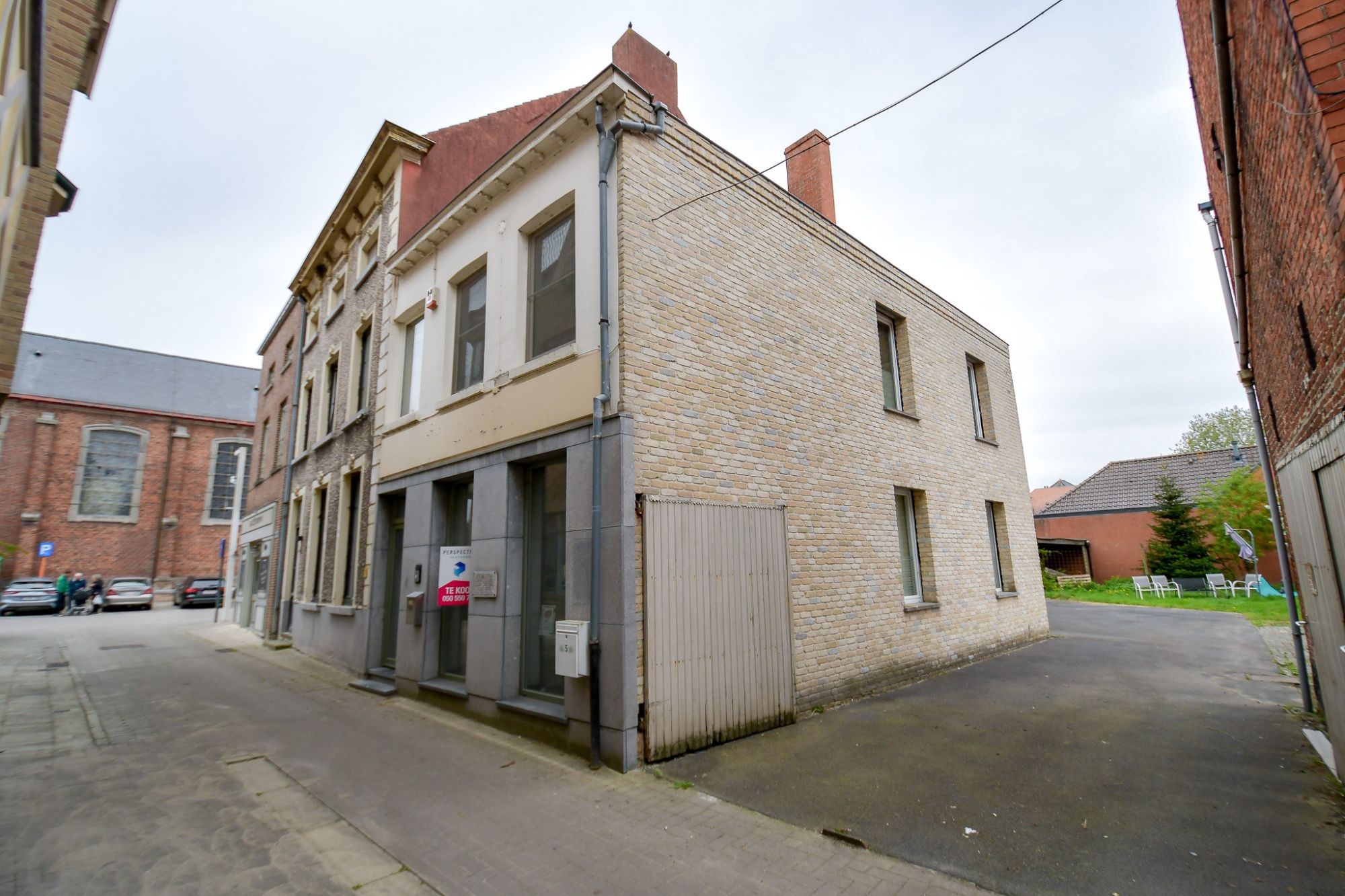 Hoofdfoto van de publicatie: Ruim polyvalent pand bestaande uit winkel en woonst  in centrum Oedelem