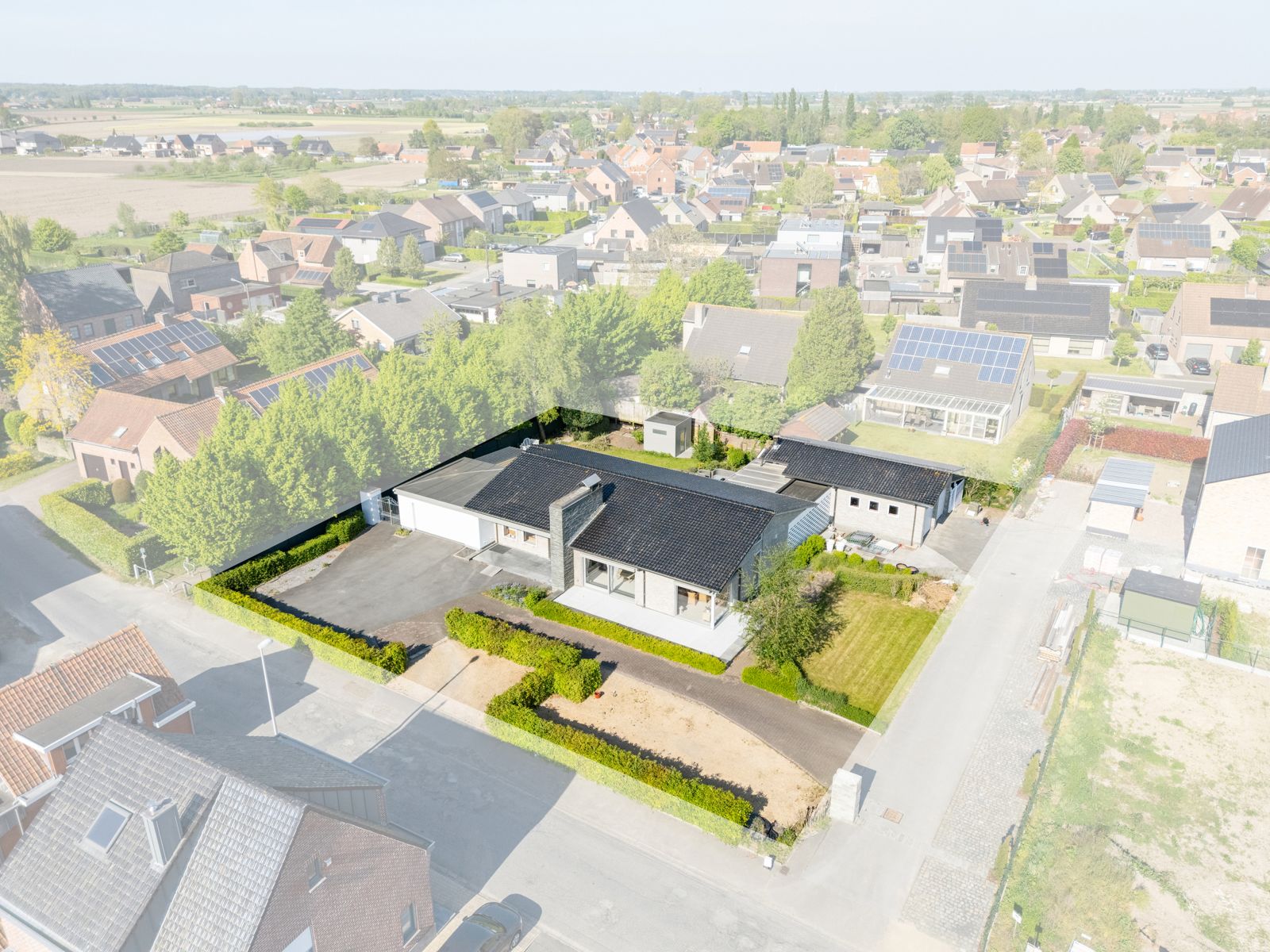 Hoofdfoto van de publicatie: Gelijkvloerse villa met veel potentieel in hartje Kortemark