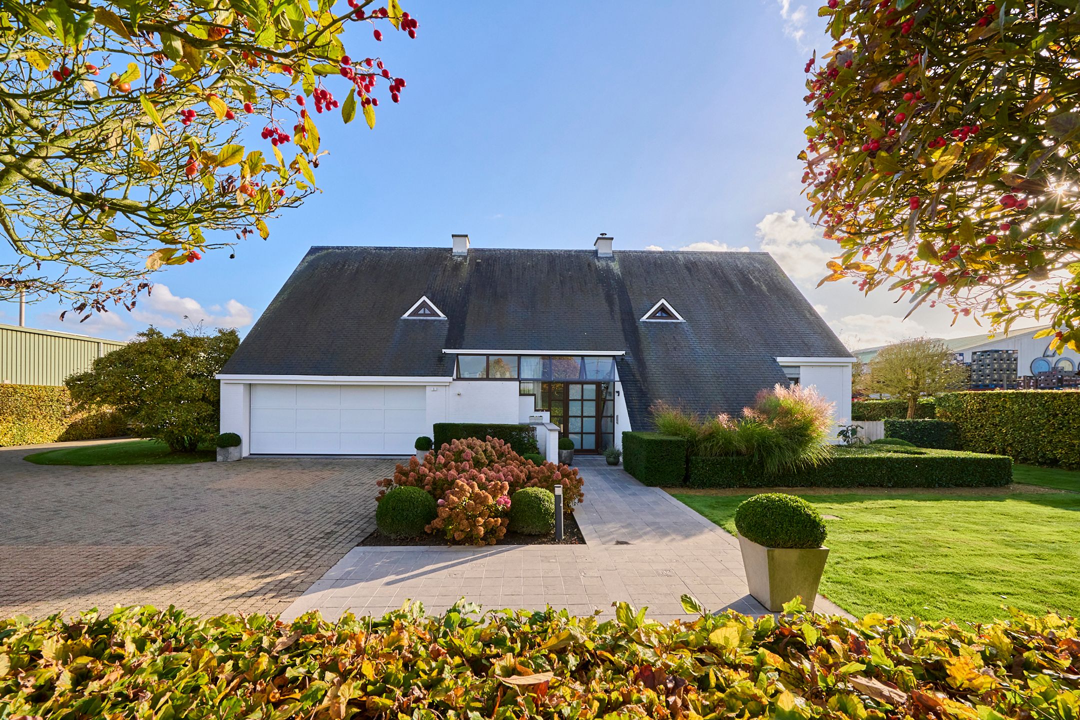 Perceel industriegrond met bestaande villa foto 4