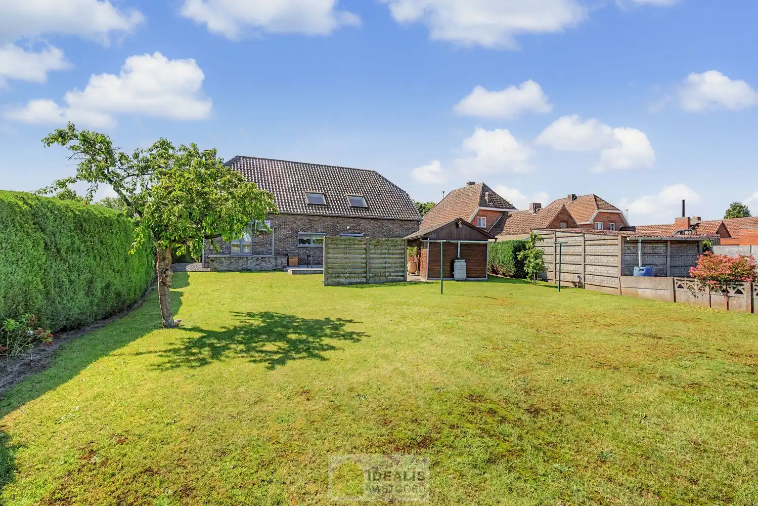 KARAKTERISTIEKE GEZINSWONING OP WANDELAFSTAND VAN HET CENTRUM VAN PEER MET WOONKAMER, GOED UITGERUSTE KEUKEN, BADKAMER, BUREAU, MOGELIJKHEID TOT MAAR LIEFST 4 SLAAPKAMERS EN EEN INPANDIGE GARAGE MET SECTIONALE POORT! - De woning omvat +-204m² bewoonbare oppervlakte en is gelegen op een perceel van +- 9a 46ca (946m²). Zeer geschikt voor kandidaten op zoek naar een centraal gelegen woning met karakter, nog volledig naar smaak op te frissen! foto 24