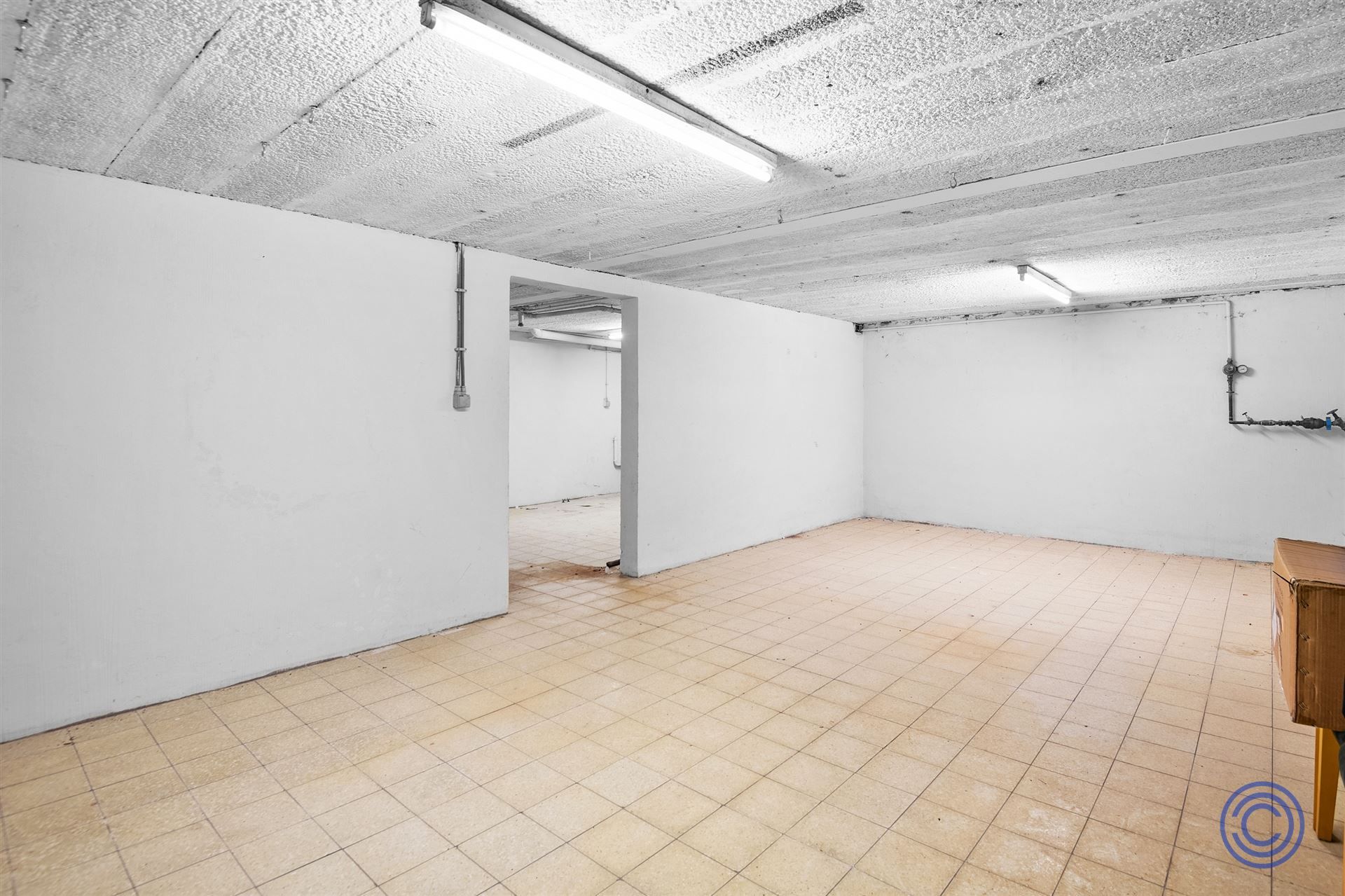 Te renoveren 3-slpk woning met west georiënteerde tuin! foto 14