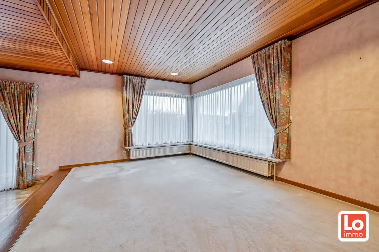 VERKOCHT! Goed onderhouden op te frissen gelijkvloerse woning met inpandige garage in een rustige straat nabij het centrum van Zelzate! foto 5