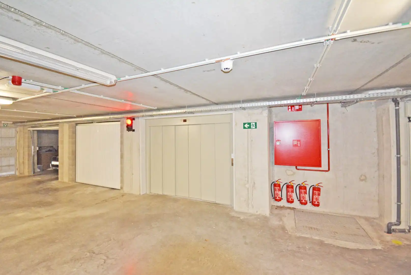 Centraal gelegen ruime garagebox te huur vlakbij de Lippenslaan foto 8