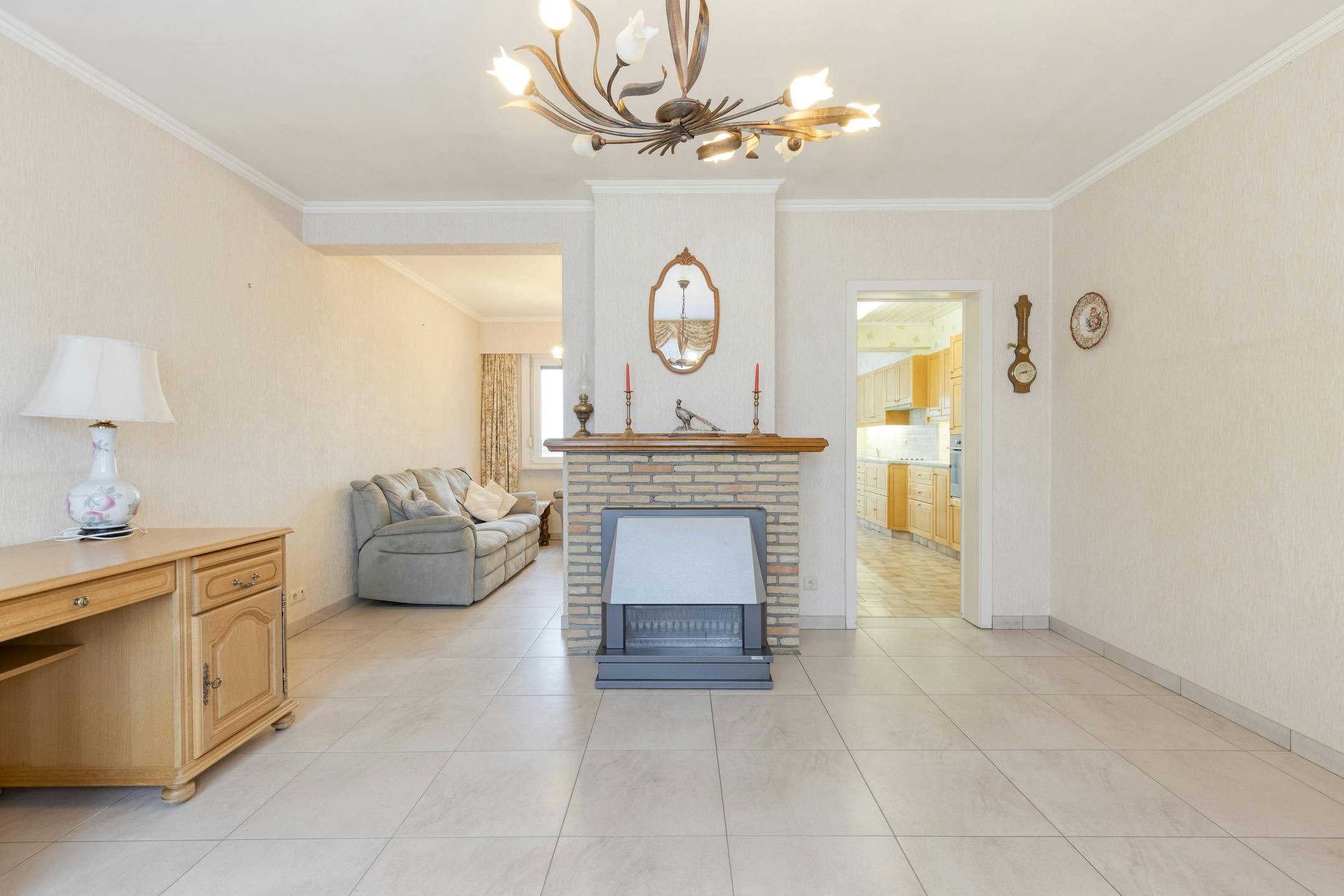 Woning met 3 slaapkamers, garage en tuin te koop. foto 2