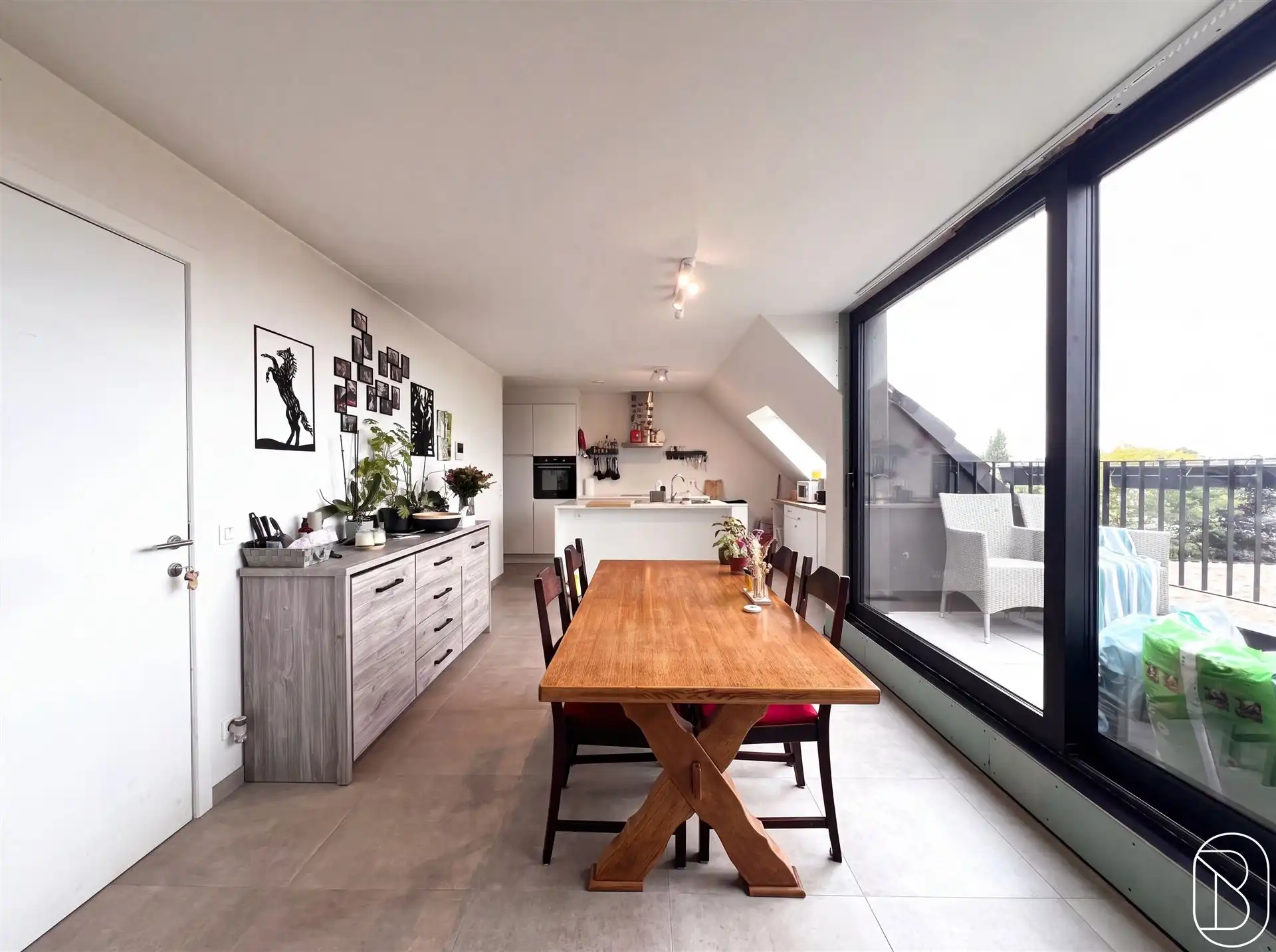 Leuk recente penthouse met terras en 2 SLK! foto 3