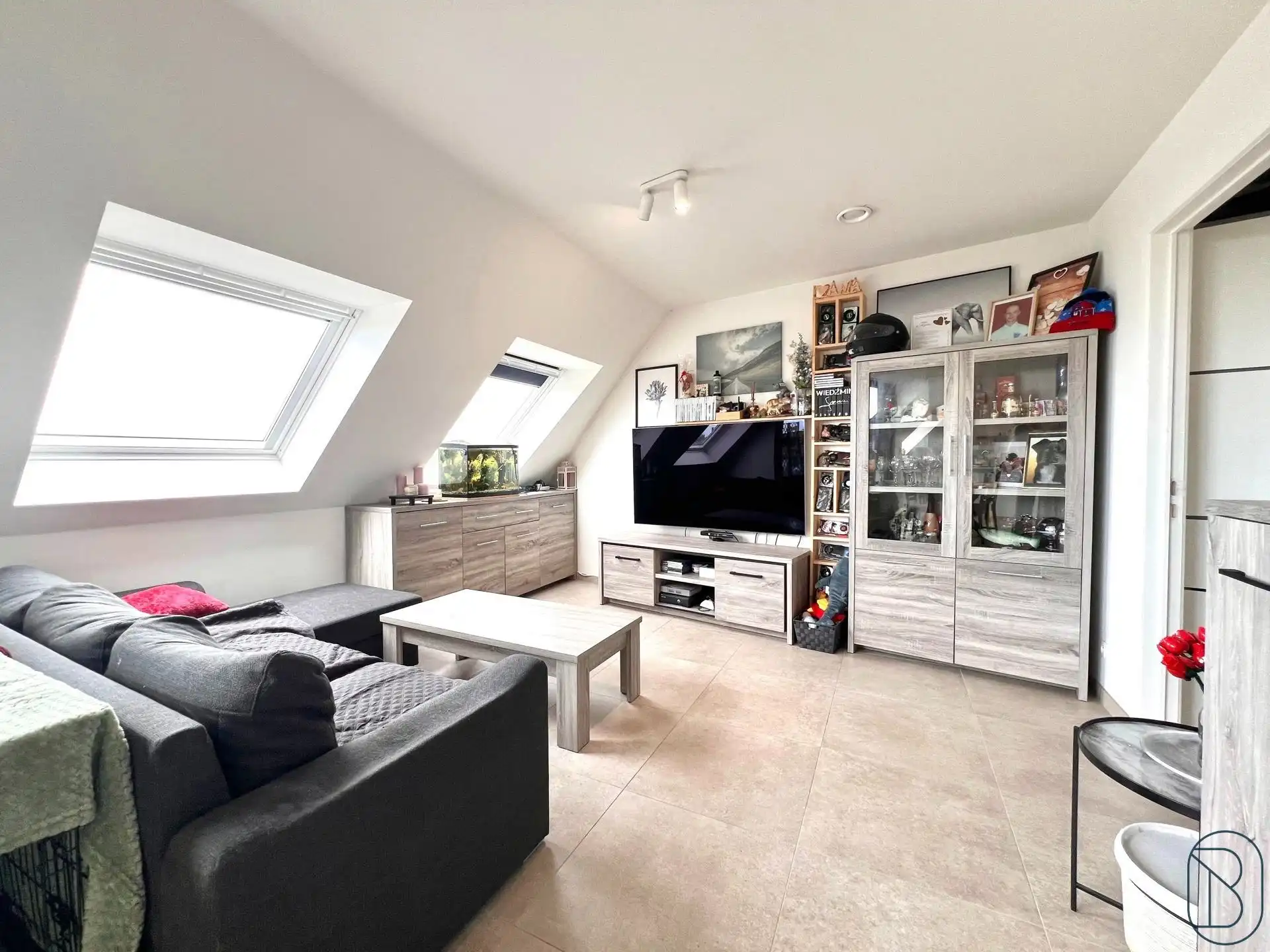 Leuk recente penthouse met terras en 2 SLK! foto 5