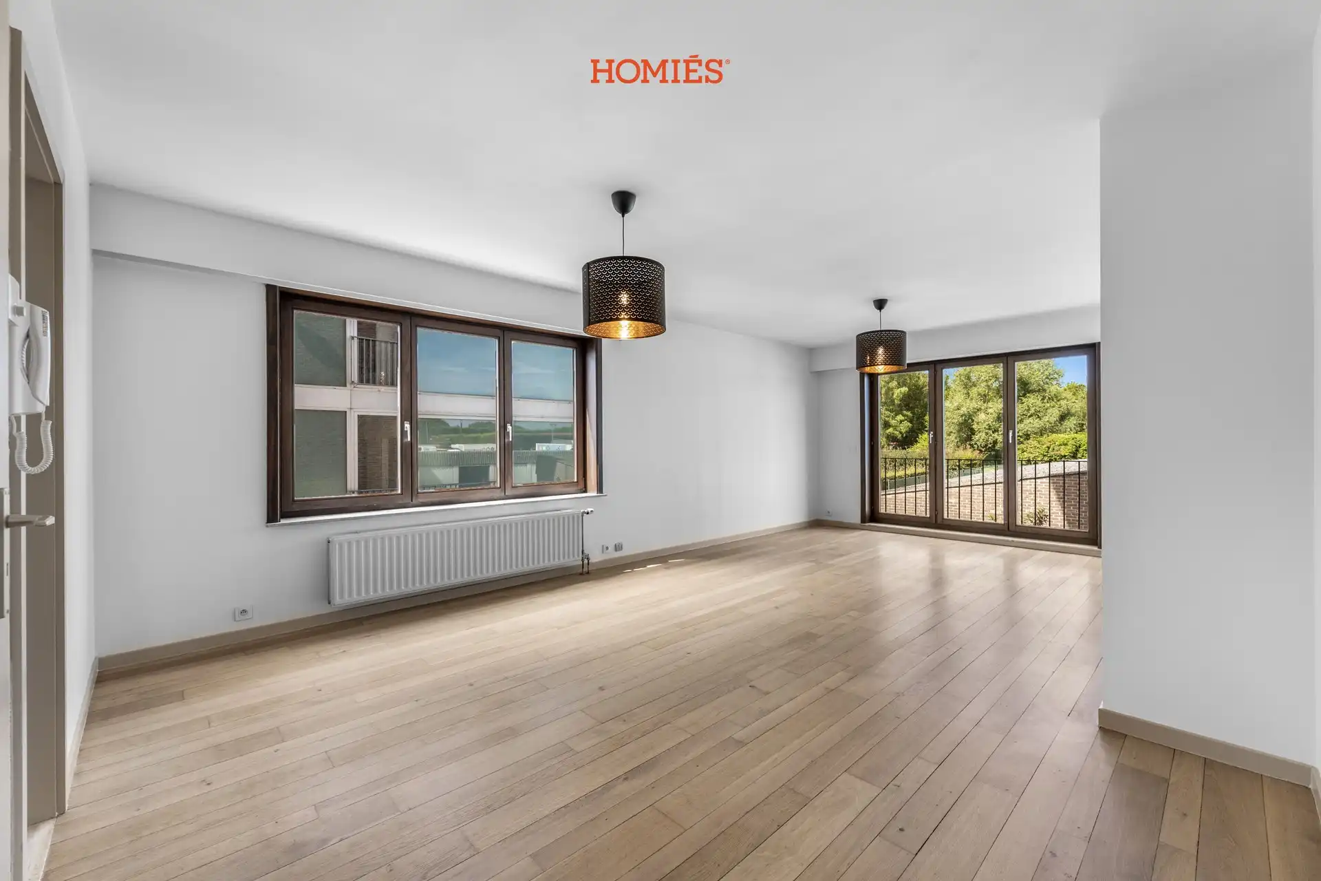 Instapklaar en vernieuwd 2-slaapkamerappartement met garage foto {{pictureIndex}}