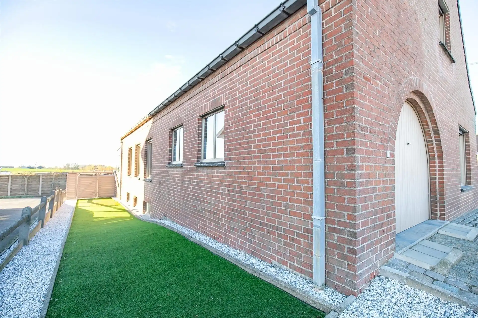 Instapklare open bebouwing met 3 slaapkamers, 2 garages en zicht op de velden! foto 12