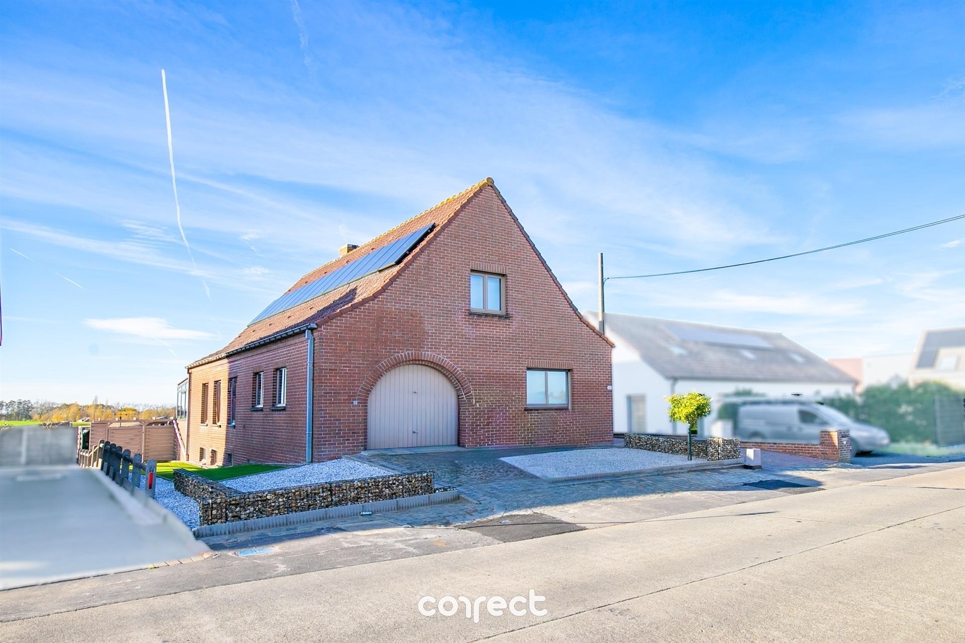 Instapklare open bebouwing met 3 slaapkamers, 2 garages en zicht op de velden! foto 12