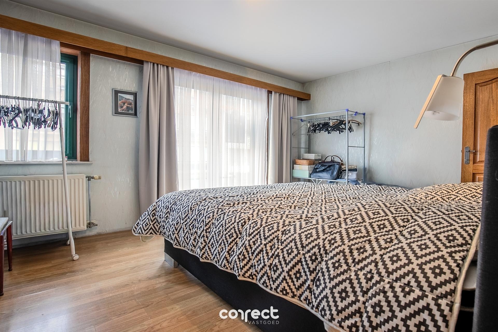 Instapklare gezinswoning met garage voor 3 wagens, terras en ruime zongerichte tuin. foto 7