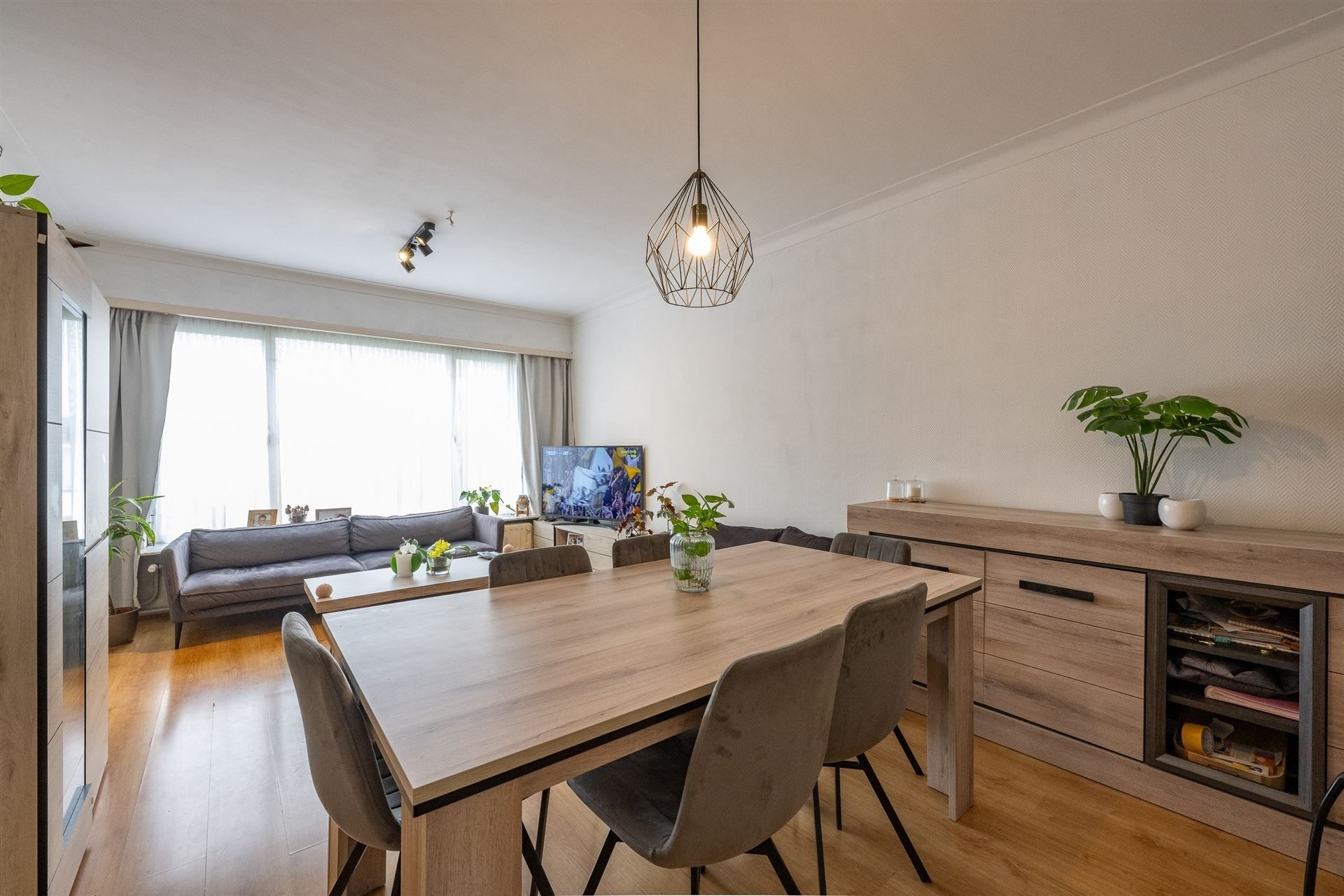 Op te frissen appartement met 2 slaapkamers en zonnig terrasje foto 2