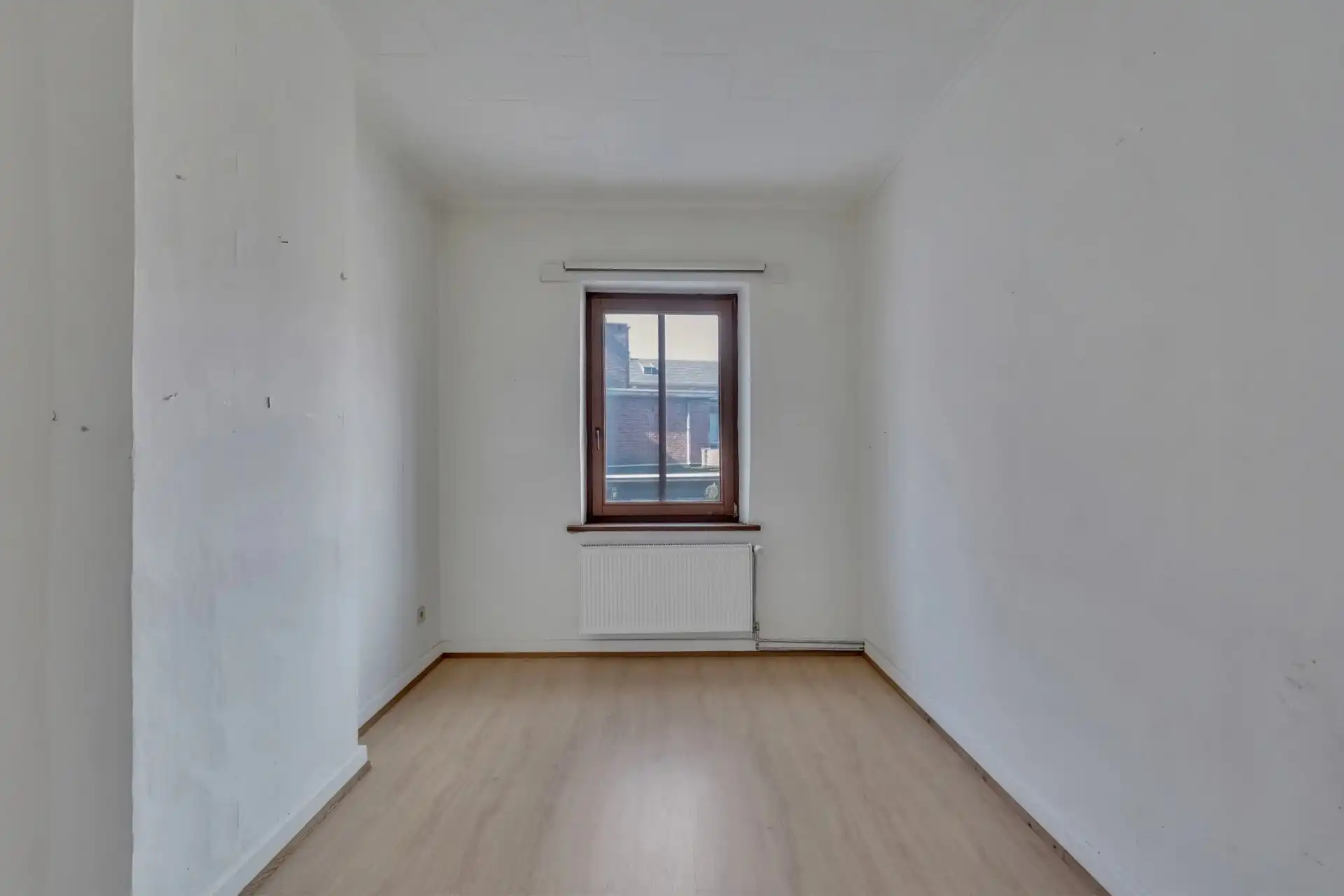 Op te knappen stadwoning op goede locatie foto 12